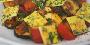 Beitragsbild des Blogbeitrags Lauwarmer Zucchinisalat mit Omelette-Fleckerln 