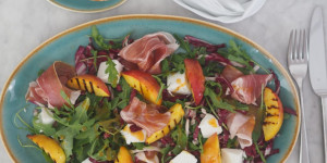 Beitragsbild des Blogbeitrags Rucola, Radicchio und mit Schinken, Nektarinen und Marillen-Jalapeno-Dressing 
