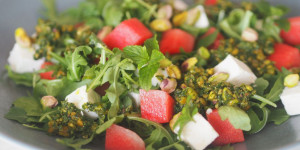 Beitragsbild des Blogbeitrags Rucola-Salat mit Wassermelone, Ziegenkäse und Pistazien-Minze-Pesto 