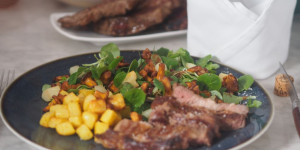 Beitragsbild des Blogbeitrags Mangalica-Nacken mit Pfifferlingen, Bratkartöffelchen und Feldsalat