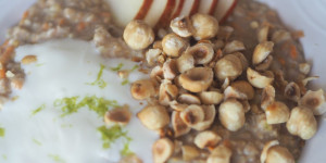 Beitragsbild des Blogbeitrags Haferbrei mit Birne und Nüssen