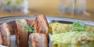 Beitragsbild des Blogbeitrags Schweinskarree mit Wirsingrouladen