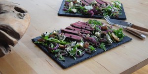 Beitragsbild des Blogbeitrags Bisonsteak mit  Pekannüsse-Rucola-Salat 