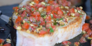 Beitragsbild des Blogbeitrags Gebratener Schwertfisch mit Tomatensalsa 