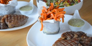 Beitragsbild des Blogbeitrags Steak mit Salat und Ofenpommes 