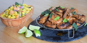 Beitragsbild des Blogbeitrags Scharfe Hähnchenkeulen mit Papaya-Mango-Salsa