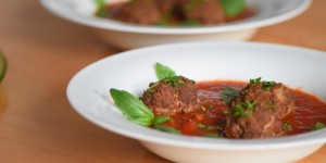 Beitragsbild des Blogbeitrags Hackfleischbällchen in Tomatensoße 