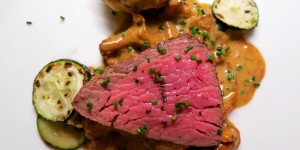 Beitragsbild des Blogbeitrags Chateaubriand mit Eierschwammerlsauce & Miniknöderl 