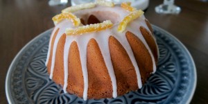 Beitragsbild des Blogbeitrags Vanillegugelhupf mit Zitronenguss & kandierten Orangen