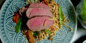 Beitragsbild des Blogbeitrags Asia Nudeln mit Wokgemüse & Rinderfilet