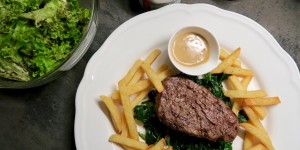 Beitragsbild des Blogbeitrags Knuspriges Steak mit Blattspinat, Pommes & Pfeffersauce