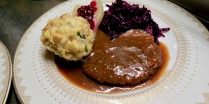 Beitragsbild des Blogbeitrags Hirschbraten mit Rotkraut & Miniknöderl