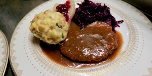 Beitragsbild des Blogbeitrags Hirschbraten mit Rotkraut & Miniknöderl 