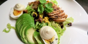 Beitragsbild des Blogbeitrags Mixed Green Salad mit Huhn & Avocado 