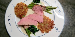 Beitragsbild des Blogbeitrags Kalbstafelspitz rosa gebraten mit Rösti, Spinat & Speckfisolen 