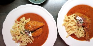 Beitragsbild des Blogbeitrags Paprikahendl mit flaumigen Nockerl