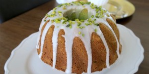 Beitragsbild des Blogbeitrags Avocado Gugelhupf mit Zitronenguss & Pistazien