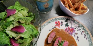 Beitragsbild des Blogbeitrags Lammfilet in Wacholder-Ginsauce & Süsskartoffelpommes