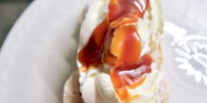 Beitragsbild des Blogbeitrags Mandelbaiser mit Chantilly-Creme und Salzkaramell 