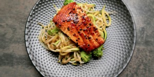 Beitragsbild des Blogbeitrags Lachs auf Zucchininudeln & Sojasprossen