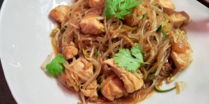 Beitragsbild des Blogbeitrags Huhn auf Zoodles & Glasnudeln
