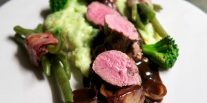 Beitragsbild des Blogbeitrags Lammfilet | Balsamico-Rotweinzwiebeln | Brokkolipüree