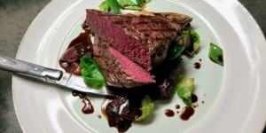 Beitragsbild des Blogbeitrags Rinderfilet | Balsamico-Rotweinzwiebeln | lila Püree