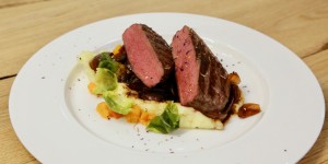 Beitragsbild des Blogbeitrags Hirschrücken mit Balsamico-Rotweinzwiebeln & Erdäpfelmousseline
