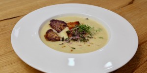 Beitragsbild des Blogbeitrags Topinamburcremesuppe mit Belugalinsen & Speck