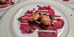 Beitragsbild des Blogbeitrags Beef Carpaccio mit roten Zwiebeln & Trüffelmayonnaise