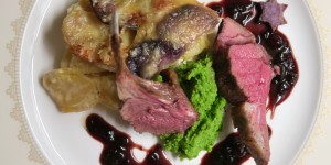 Beitragsbild des Blogbeitrags Lammkrone mit Erbsenpüree & Preiselbeersauce