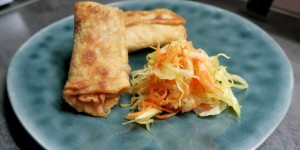 Beitragsbild des Blogbeitrags Frühlingsrolle mit süss-saurem Krautsalat