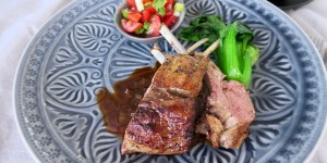 Beitragsbild des Blogbeitrags Lammkrone mit Whiskey-Kirschsauce & Erdäpfelgratin