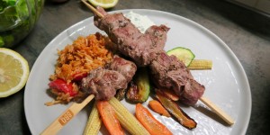 Beitragsbild des Blogbeitrags Lammspieß “Greek Style” mit Tsatsiki & Tomatenreis