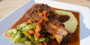 Beitragsbild des Blogbeitrags Lammstelzen mit Knoblauchpüree & Gurkengemüse