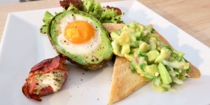 Beitragsbild des Blogbeitrags Gebackene Avocado mit Ei, Salat Vinaigrette & Räucherfisch