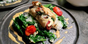 Beitragsbild des Blogbeitrags Involtini vom Huhn mit Spinat, Erbsen-Reis & Metaxasauce