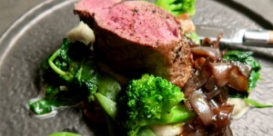 Beitragsbild des Blogbeitrags Kalbsfilet auf Topinamburcreme mit Spinat & Rotweinschalotten