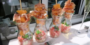 Beitragsbild des Blogbeitrags Schafkäse-Melonensalat mit Prosciuttospieß