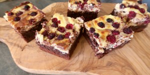 Beitragsbild des Blogbeitrags Cheesecake-Brownie & japanische Weinbeeren