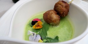 Beitragsbild des Blogbeitrags Kokos-Erbsensuppe & Garam-Masala-Fleischbällchen 