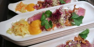 Beitragsbild des Blogbeitrags Tuna Tataki mit Röstzwiebel und Mangopüree 