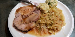 Beitragsbild des Blogbeitrags Mangalitza Schweinsbraten mit Dunkelbierkraut & Knödel