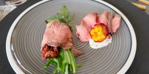 Beitragsbild des Blogbeitrags Roastbeefröllchen mit Antipasti & Dillcreme