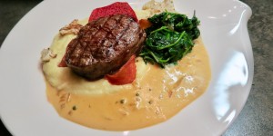Beitragsbild des Blogbeitrags Filetsteak mit Karfiolpüree & Blattspinat