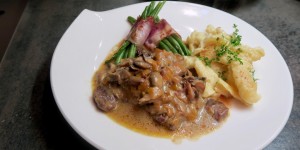 Beitragsbild des Blogbeitrags Champignonschnitzel mit Nockerl & Speckfisolen