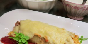 Beitragsbild des Blogbeitrags Gefüllte Fleischpalatschinken mit Tomatensauce 