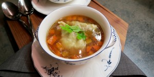 Beitragsbild des Blogbeitrags Ochsenschwanzsuppe mit Ochsenschwanzravioli