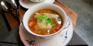 Beitragsbild des Blogbeitrags Ochsenschwanzsuppe mit Ochsenschwanzravioli 