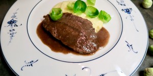 Beitragsbild des Blogbeitrags Schulterscherzl mit cremiger Polenta & Gewürzsauce 